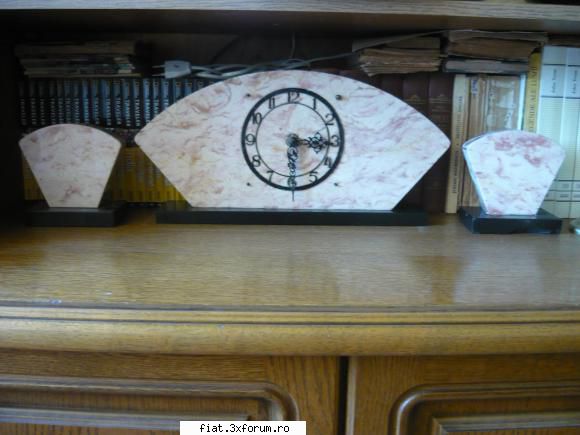 obiecte -cumparari ceas german anii este din marmura rosie naturala compus din corpuri cental -cel