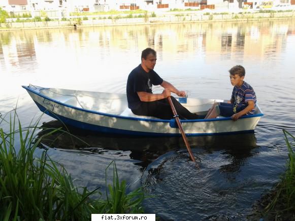 vand barca agrement sau pescuit barca este doua persoane adulte plus copil .....sau adult doi