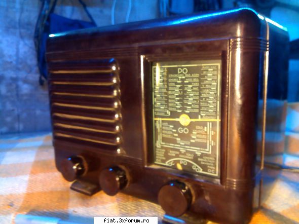 old-radios aparat radio fabricat anii '40s dimensiuni foarte mici este din bachelita (nu plastic)se